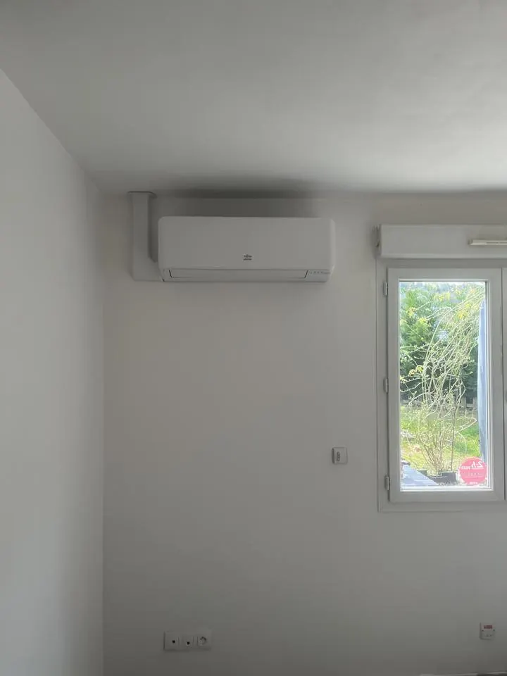 Split de climatisation posé dans une pièce rénovée — I ELEC