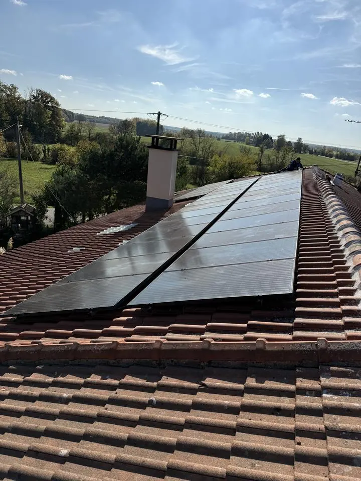 Panneaux photovoltaïques posés sur toiture en tuiles — I ELEC