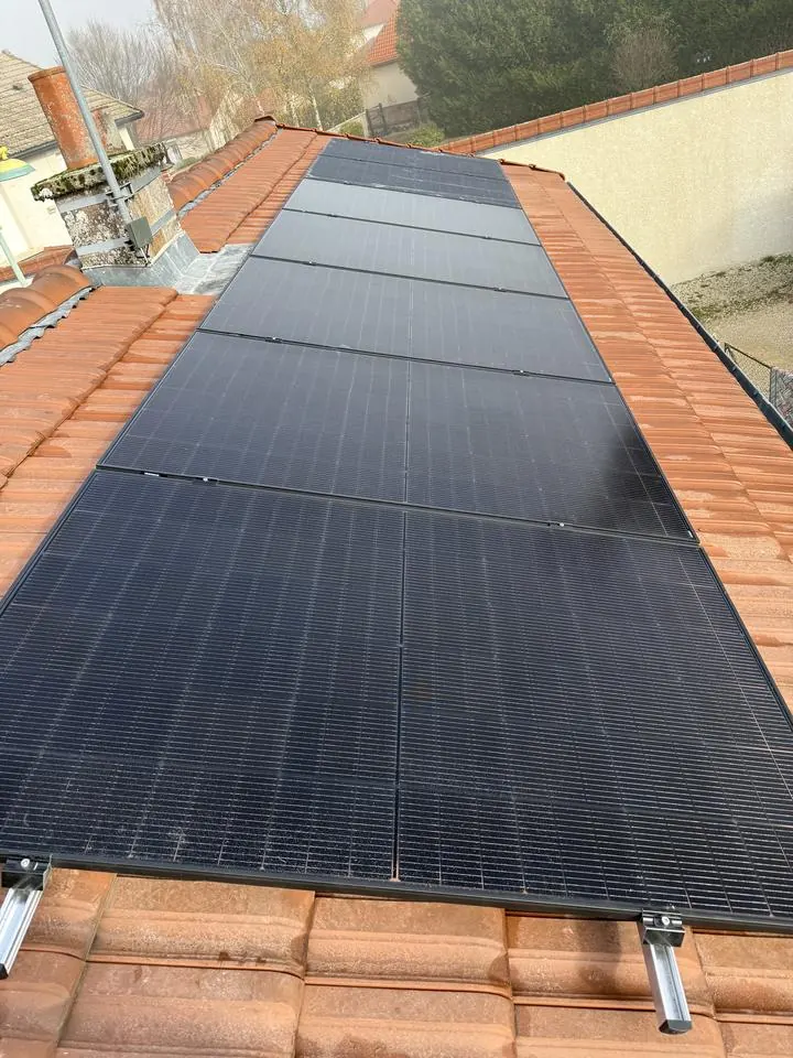 Champ de panneaux solaires en toiture — installation I ELEC
