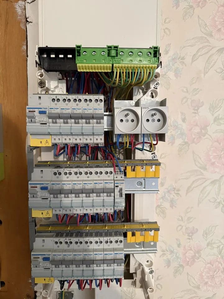 Tableau électrique ouvert, bornier et circuits repérés — I ELEC