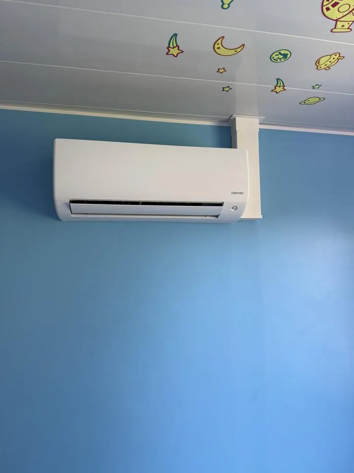 Climatiseur mural installé dans une chambre d'enfant — I ELEC