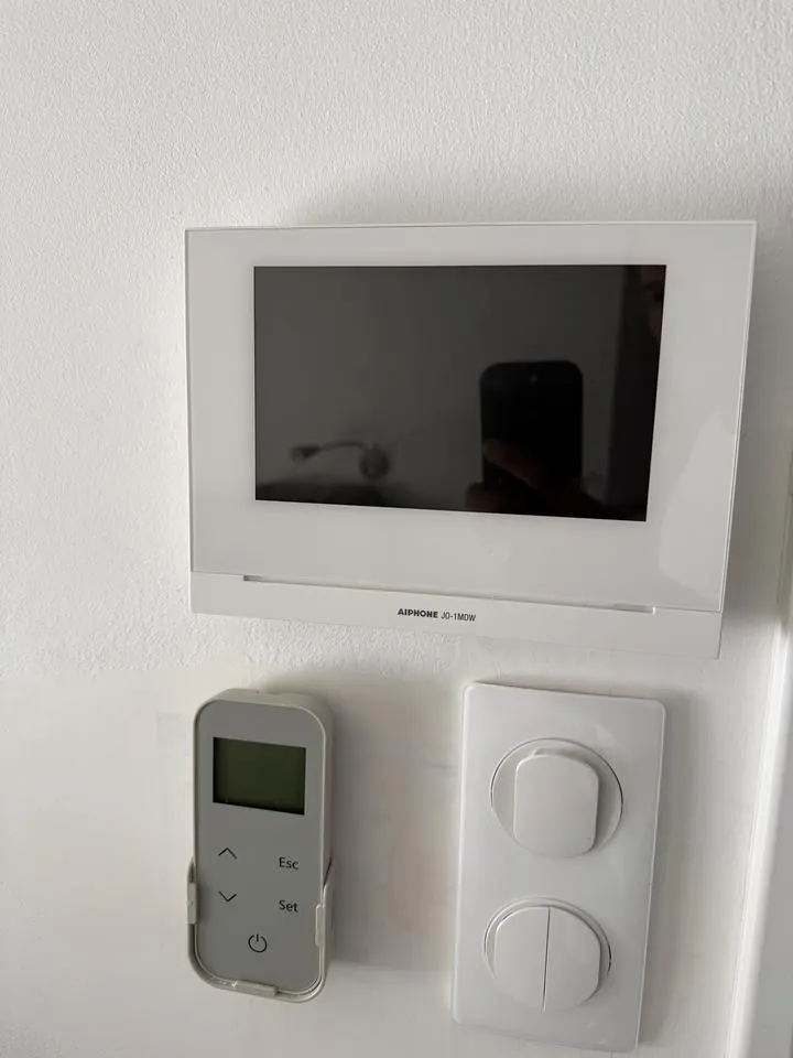 Moniteur d'interphone vidéo installé dans une entrée — I ELEC