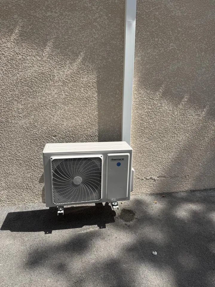 Unité extérieure de pompe à chaleur fixée en façade — I ELEC
