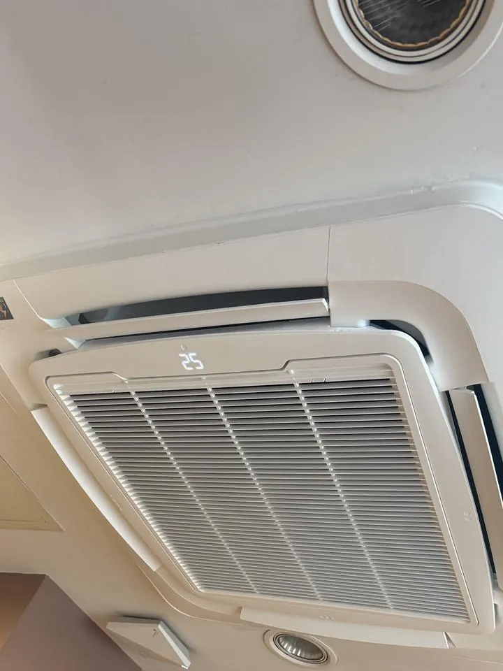 Climatisation cassette encastrée au plafond d'un commerce — I ELEC